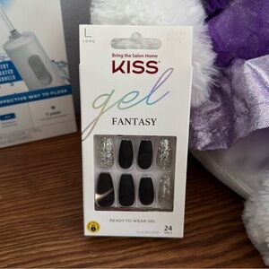 KISS Gel Fantasy Black and Silver Nails